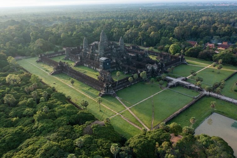 Vue aérienne d'Angkor Wat au Cambodge lors d'un magnifique lever de soleil