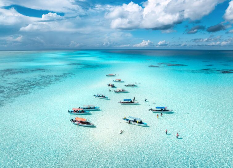 Vue aérienne de bateaux colorés dans l'eau azur à Zanzibar, Tanzanie