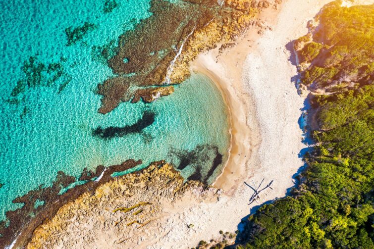 Vue aérienne de la Baia dei Turchi, plage en Pouilles, Italie