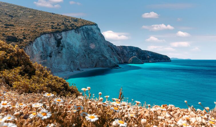 Vue aérienne de la côte Est de l'île grecque d'Ithaque dans la mer Ionienne