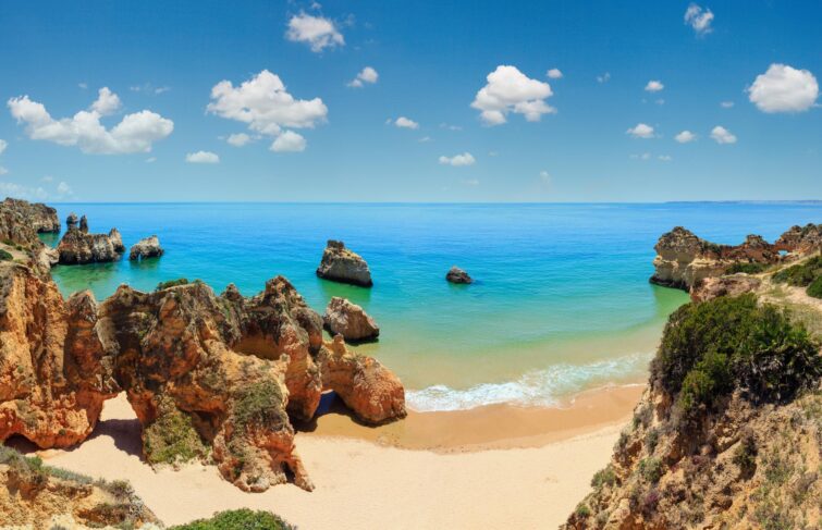 Vue aérienne de la plage Dos Tres Irmaos à l'Algarve au Portugal, montrant le sable et les rochers côtiers