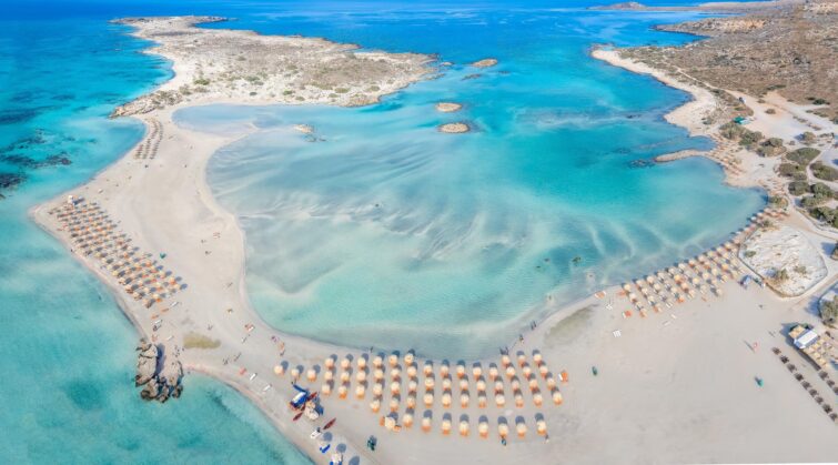 Vue aérienne de la plage d'Elafonissi en Crète, Grèce, montrant son sable rose unique et ses eaux turquoise claires
