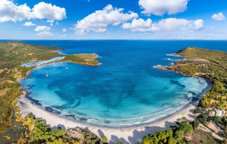 Vue aérienne de la plage et de la baie de Rondinara en Corse