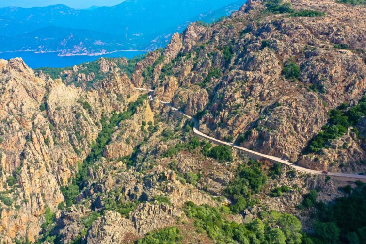 Vue aérienne de la route D81 traversant les calanques de Piana en Corse