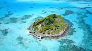 Vue aérienne de l'île de Providencia, Colombie, avec mer turquoise et végétation luxuriante