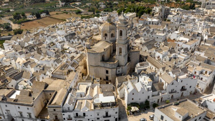 Vue aérienne du centre historique de Locorotondo, Pouilles, Italie