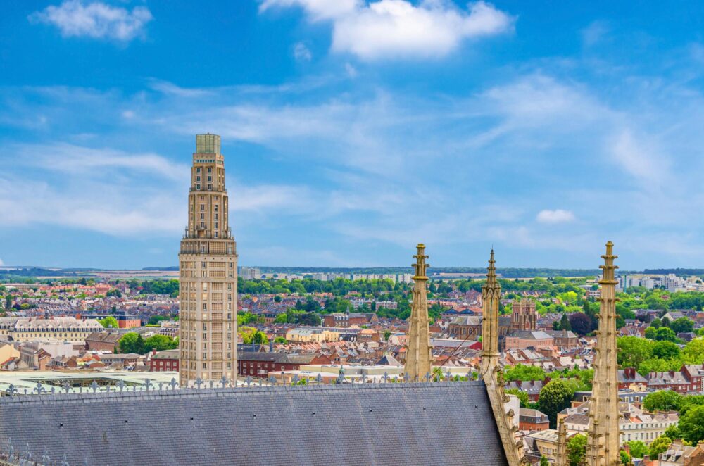 Vue aérienne du haut de la cathédrale d'Amiens sur la Tour Perret