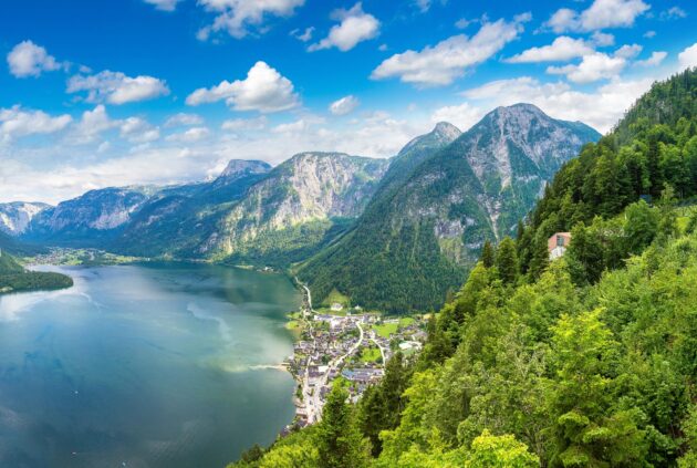 Vue aérienne panoramique sur le village d'Hallstatt