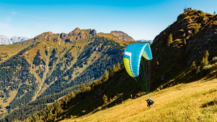 Vue alpine avec parapente dans la région de Salzbourg