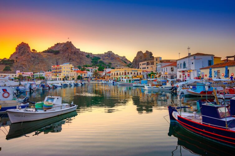 Vue de Myrina à Lemnos en Grèce, montrant des bâtiments traditionnels et la mer en arrière-plan