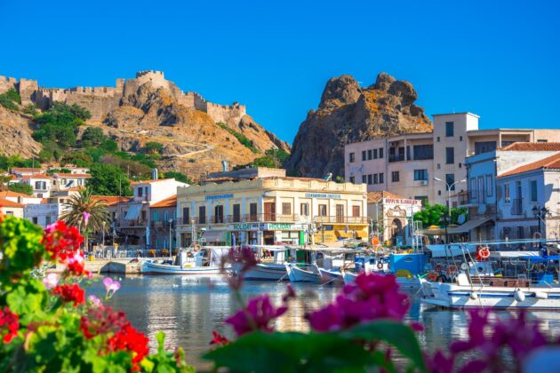 Vue de Myrina, l'île de Lemnos en Grèce, montrant la beauté et le charme de ses paysages côtiers