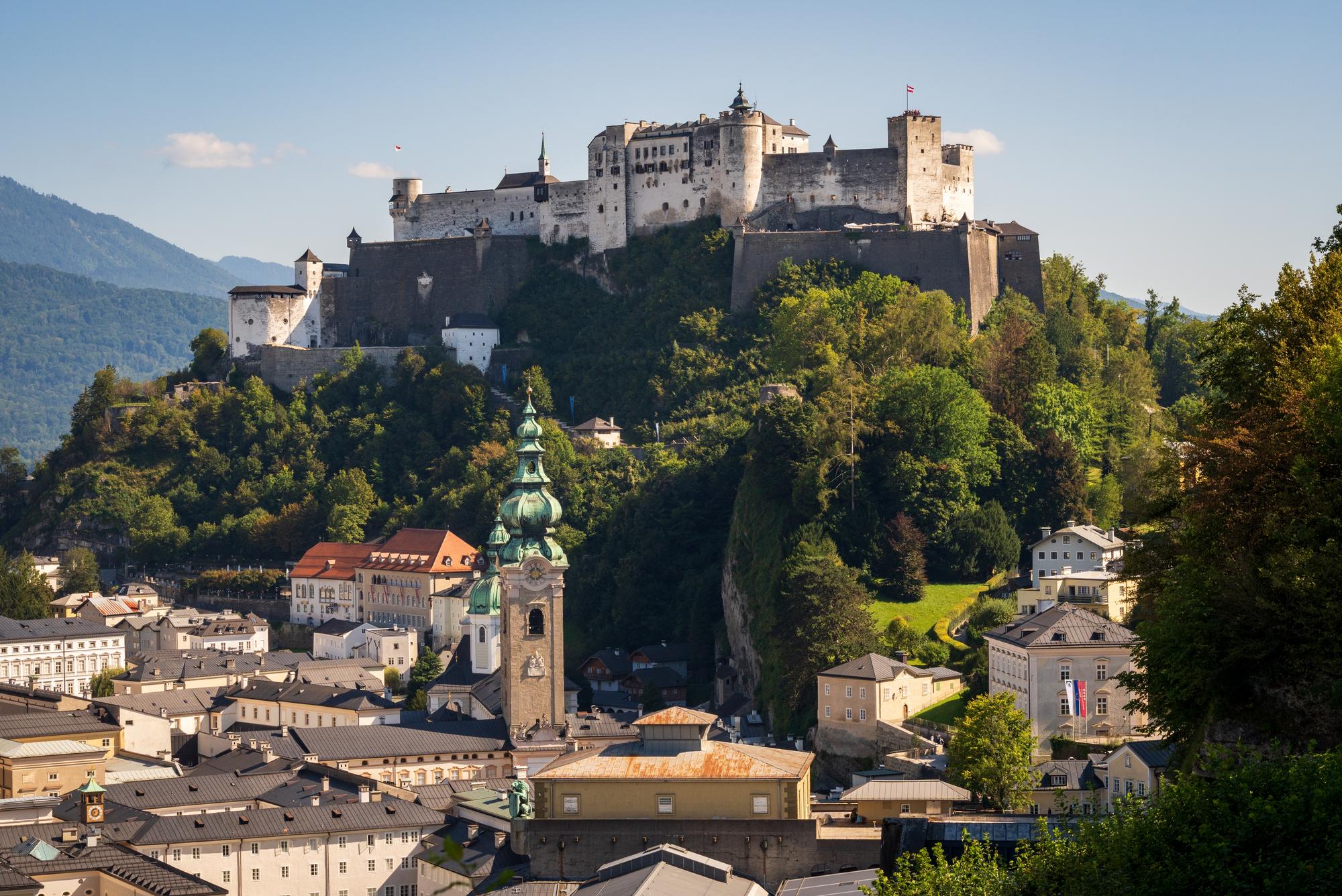 Vue de la forteresse Hohensalzburg de Salzbourg par un jour ensoleillé