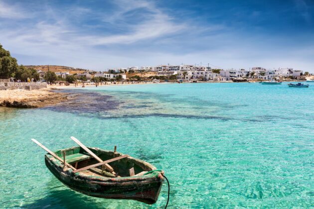 Vue du port et de la plage sur l'île d'Ano Koufonisi, Cyclades, Grèce