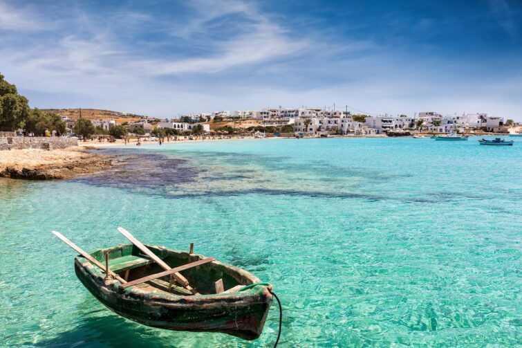 Vue du port et de la plage sur l'île d'Ano Koufonisi, Cyclades, Grèce