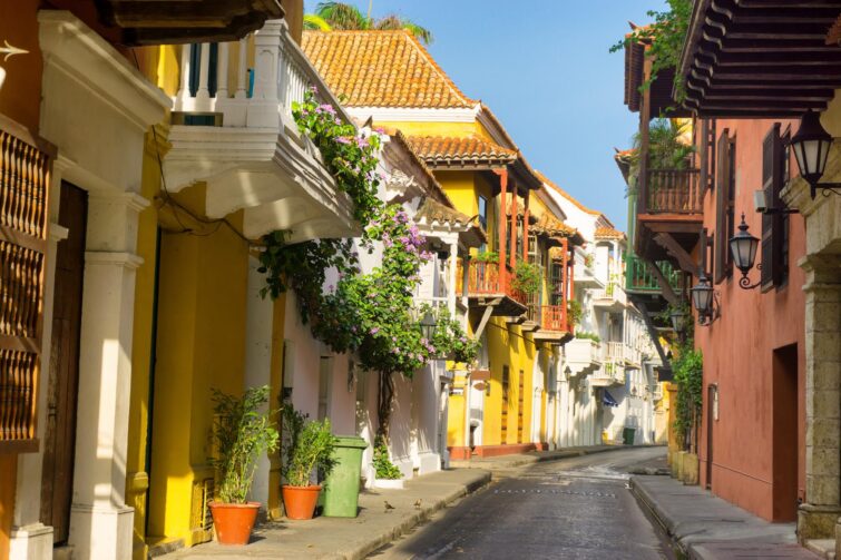 Vue d'une belle rue coloniale à Carthagène, Colombie