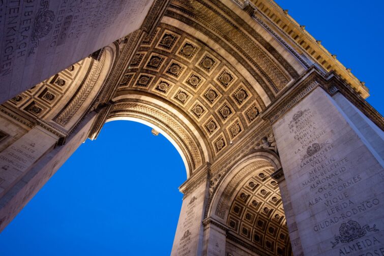Vue en contre-plongée de l'Arc de Triomphe par une journée ensoleillée