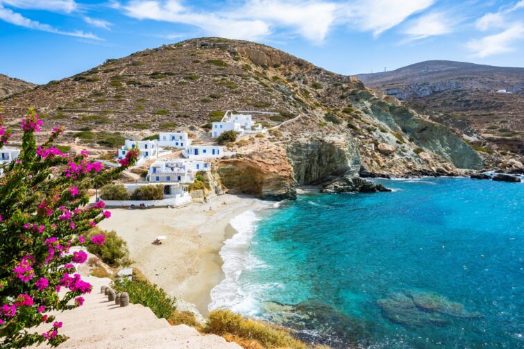 Vue imprenable sur la baie et la plage d'Agkali, île de Folegandros, Cyclades, Grèce