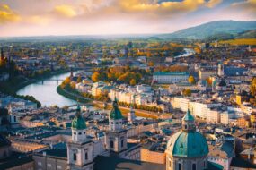 Vue panoramique aérienne en saison d'automne sur la ville de Salzbourg avec la rivière Salzach
