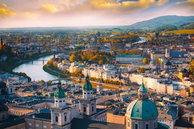 Vue panoramique aérienne en saison d'automne sur la ville de Salzbourg avec la rivière Salzach
