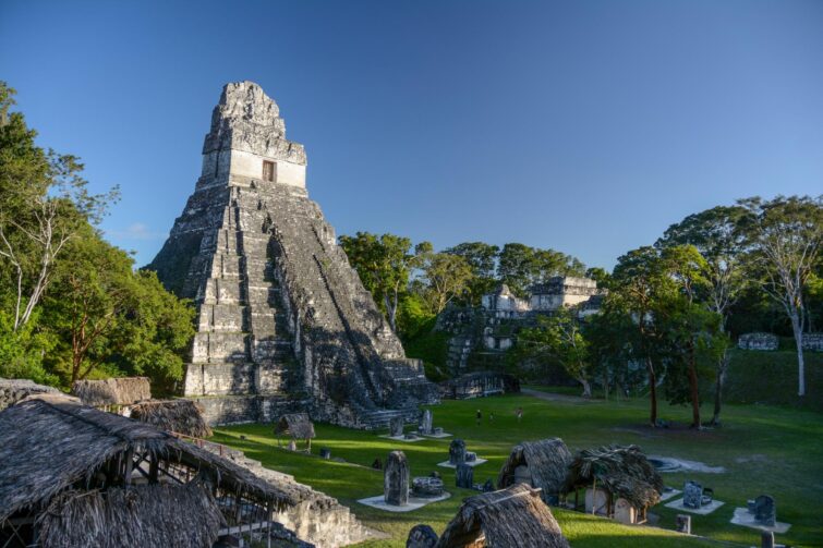 Vue panoramique de Tikal, parc national situé au Guatemala, montrant des temples mayas anciens au milieu de la jungle