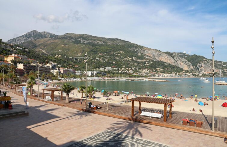 Vue panoramique de la Plage des Sablettes sur la Côte d'Azur en France, avec sable doré et mer azur