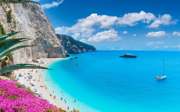 Vue panoramique de la plage de Porto Katsiki sur l'île de Lefkada, Grèce, célèbre pour ses falaises blanches et ses eaux turquoise