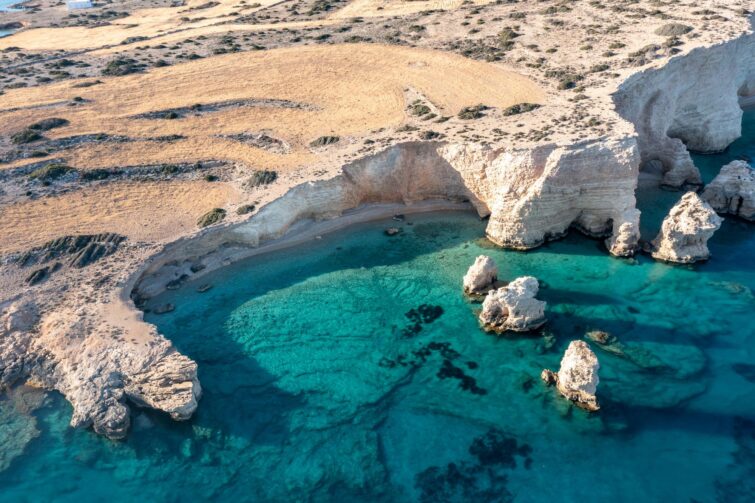 Vue panoramique de la plage isolée et des eaux turquoise à Koufonisia, Cyclades, Grèce