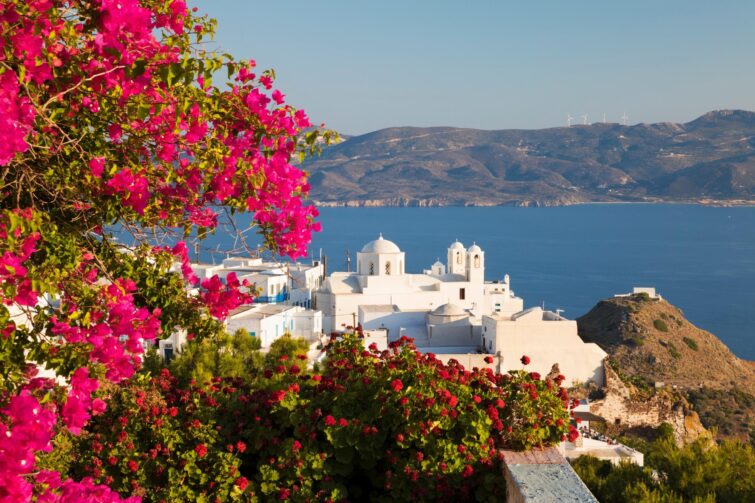 Vue panoramique de la vieille ville blanche de Plaka à Milos, Grèce, avec la baie en arrière-plan