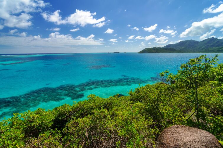Vue panoramique de l'île de Providencia en Colombie avec mer turquoise et végétation luxuriante