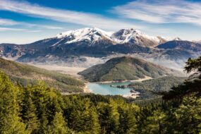 Vue panoramique du lac Doxa enneigé, Péloponnèse, Grèce