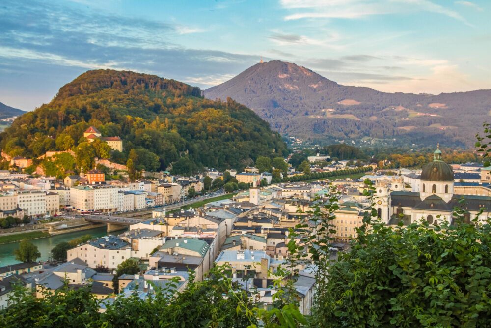 Vue panoramique sur Salzbourg et la Salzach depuis le Mönchsberg