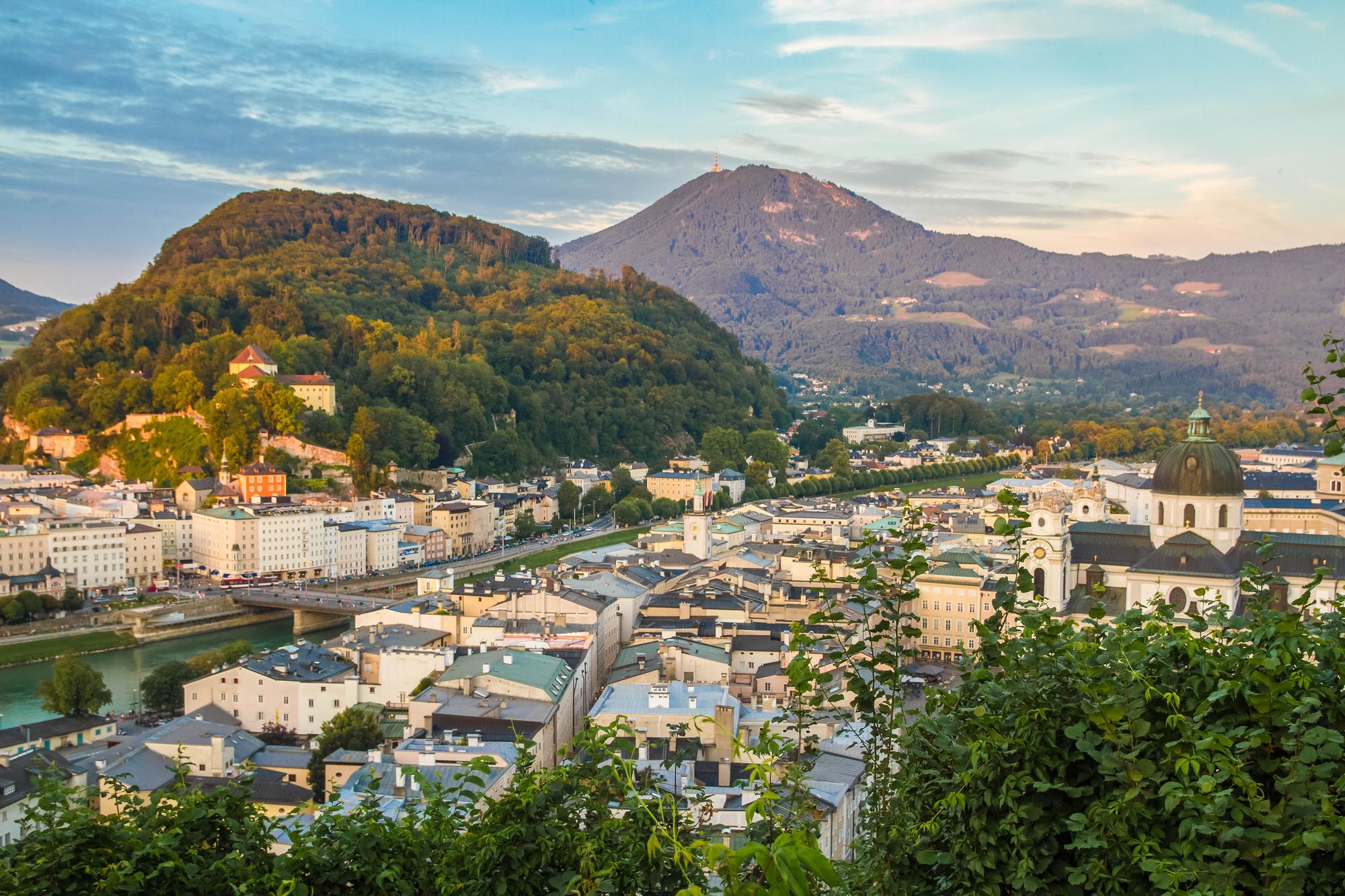 Vue panoramique sur Salzbourg et la Salzach depuis le Mönchsberg