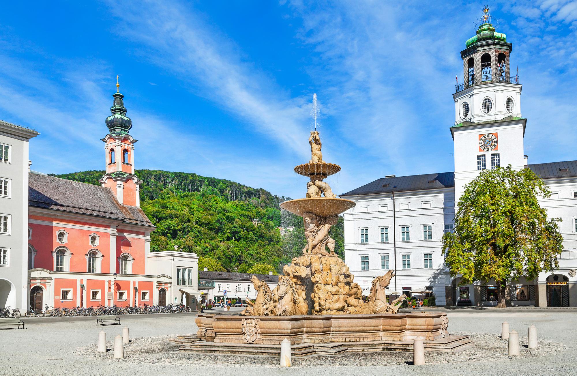 Vue panoramique sur la Residenzplatz à Salzbourg