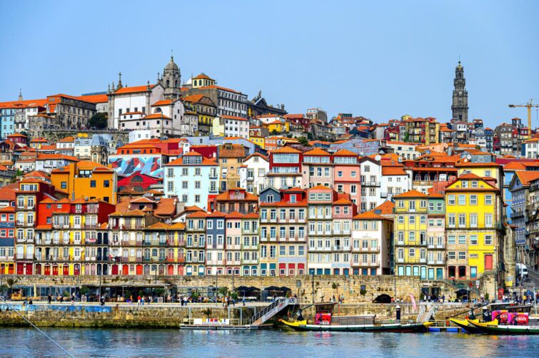 Vue pittoresque du quartier de la Ribeira à Porto, Portugal, montrant des bâtiments colorés et des promeneurs en juillet 2024