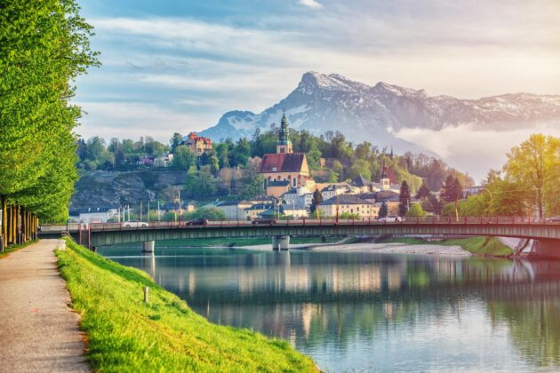 Vue sur Salzbourg au coucher du soleil