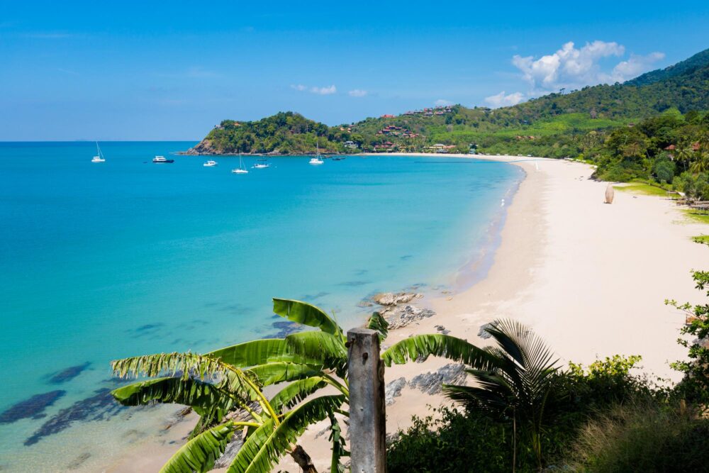Vue sur belle une plage de Kantiang Bay à Koh Lanta