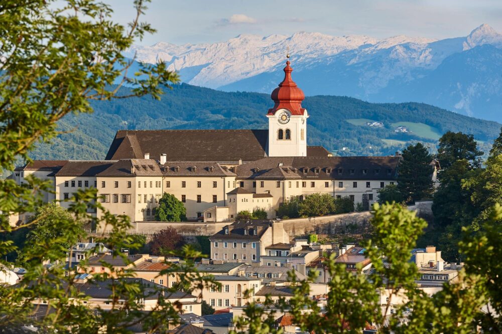 Vue sur l'Abbaye de Nonnberg avec chaine de montagne en arrière-plan