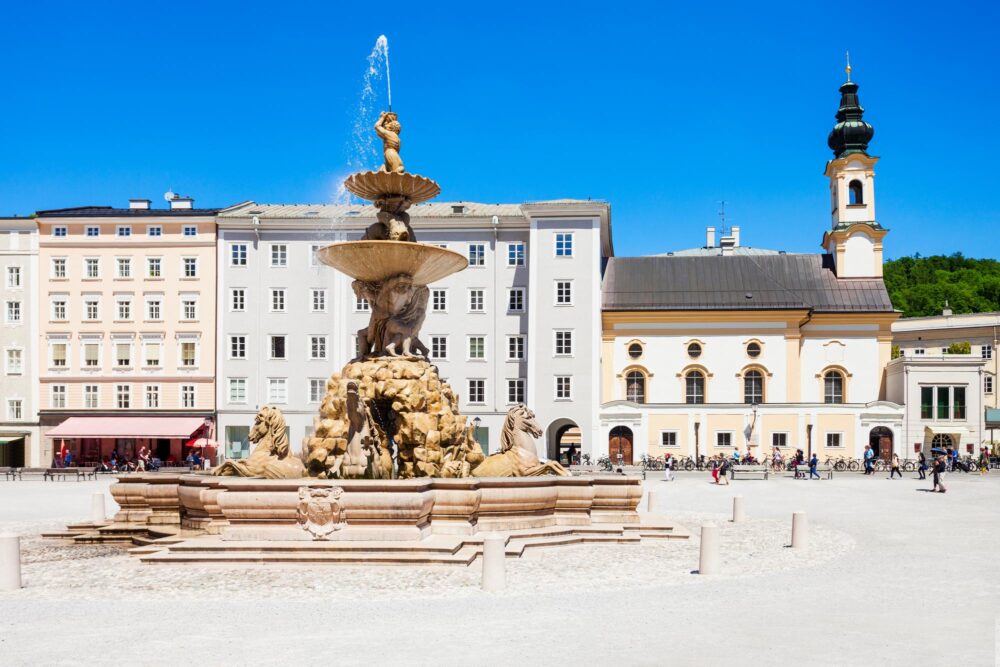 Vue sur la Residenzplatz à Salzbourg