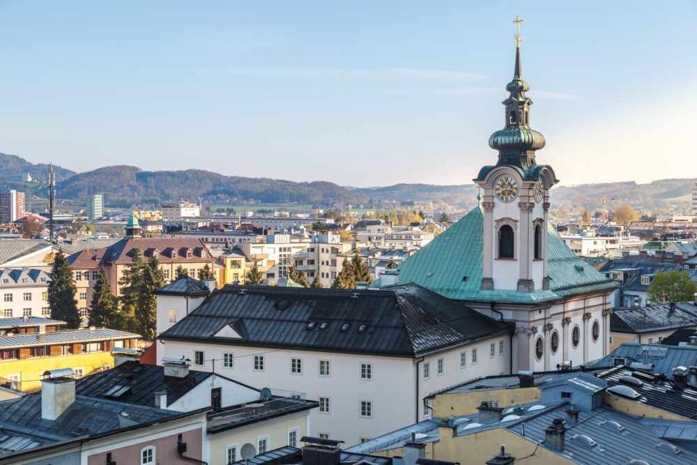 Vue sur la Sebastianskirche avec sa tour de l'horloge dans le centre historique de Salzbourg