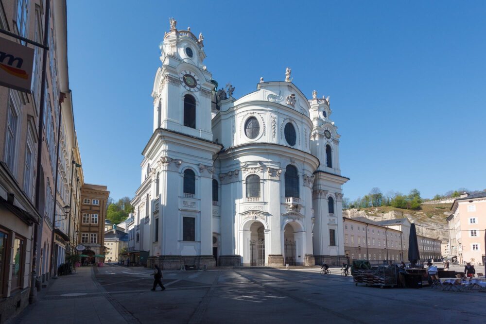 Vue sur la façade de l'église Kollegienkirche à Salzbourg