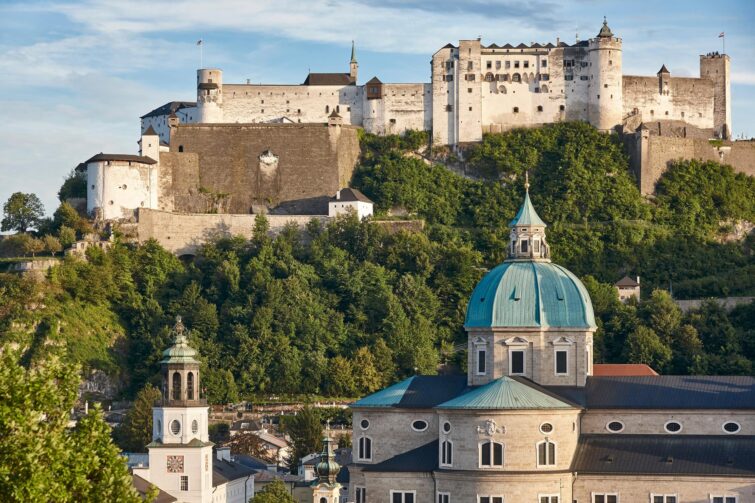 Vue sur la forteresse de Hohensalzburg et paysage urbain de la cathédrale de Salzbourg