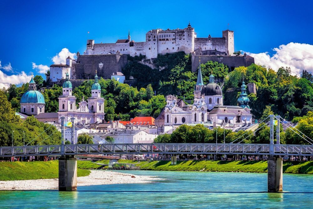 Vue sur la forteresse médiévale de Hohensalzburg et la rivière Salzach