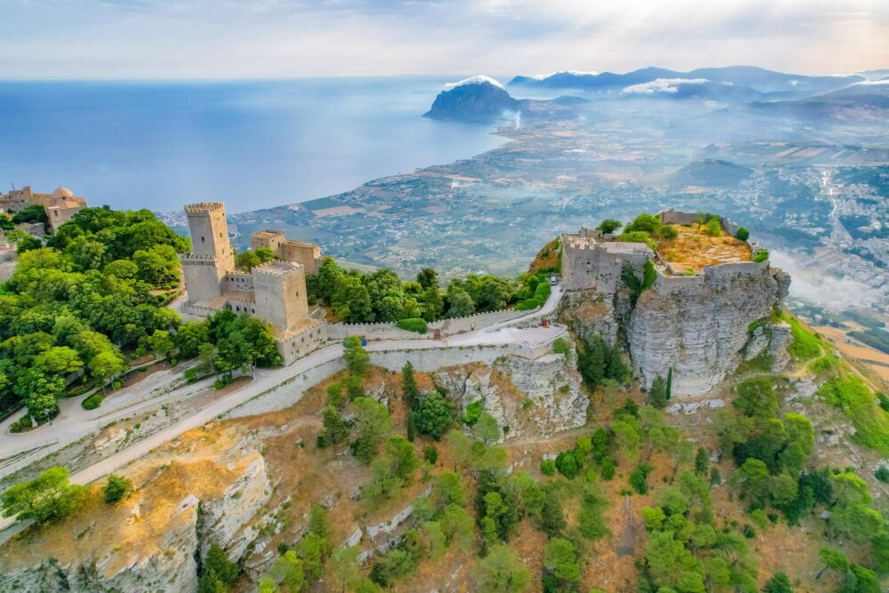 Vue sur la ville d’Erice et le château de Venere