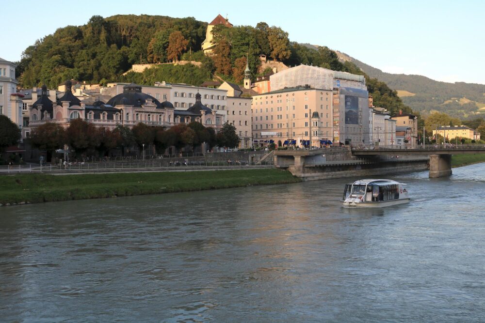 Vue sur le Café Bazar et la rivière Salzach vue au coucher du soleil