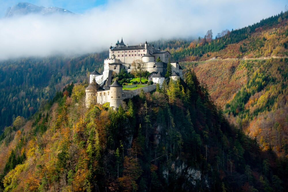 Vue sur le Château de Hohenwerfen niché sur son éperon rocheux