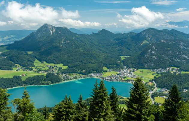 Vue sur le Lac Fuschl depuis la montagne Filbling