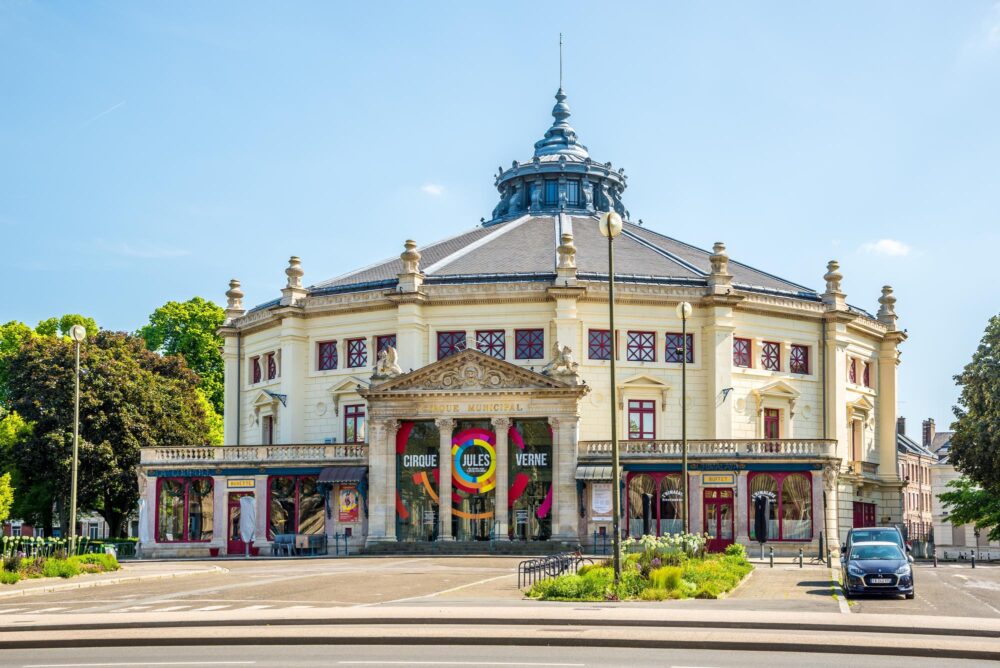 Vue sur le cirque de Jules Verne dans les rues d'Amiens