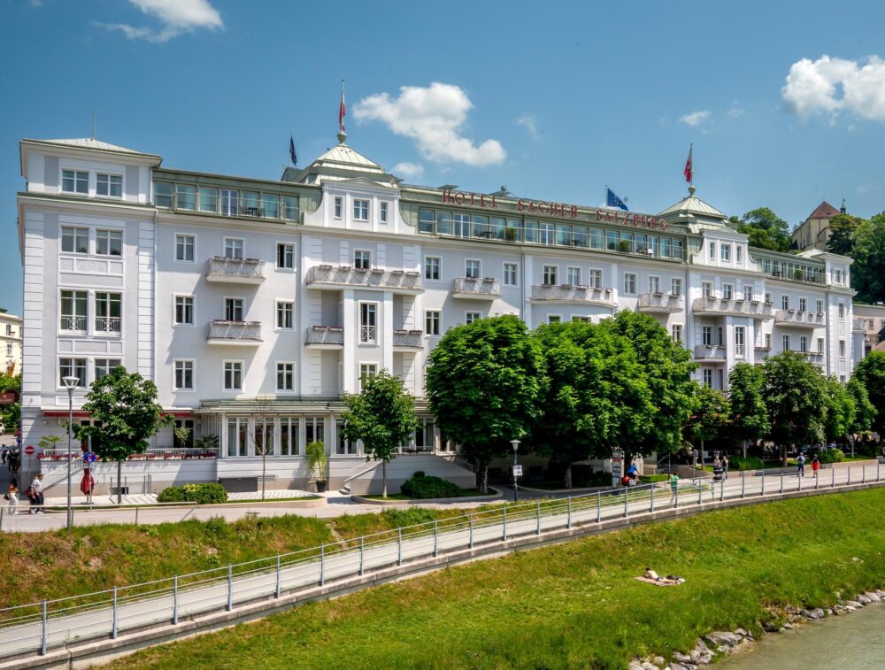 Vue sur le luxueux Hotel Sacher Salzburg situé le long des rives de la rivière Salzach