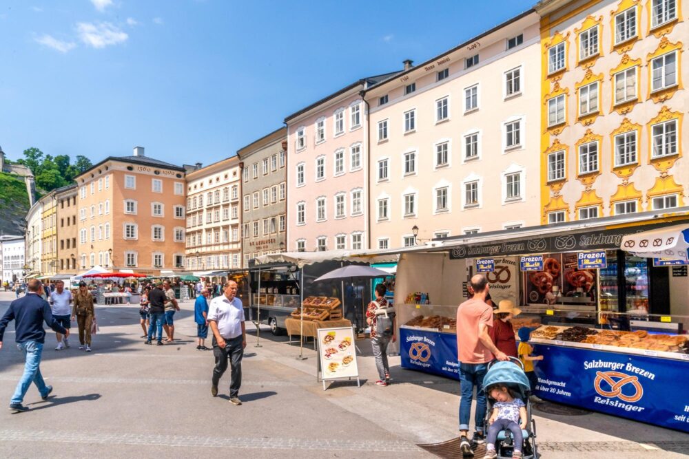 Vue sur le marché Grünmarkt coloré sur la place Universitätsplatz