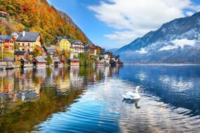 Vue sur le village d'Hallstatt au bord s'un lac